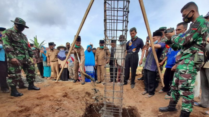 Bupati Agam, H. Indra Catri Dt. Malako Nan Putiah, meletakkan batu pertama pembangunan Masjid Jabal Nur, Nagari Persiapan Koto Gadang, Koto Tinggi, Kecamatan Baso, Agam, Senin (7/12/2020).