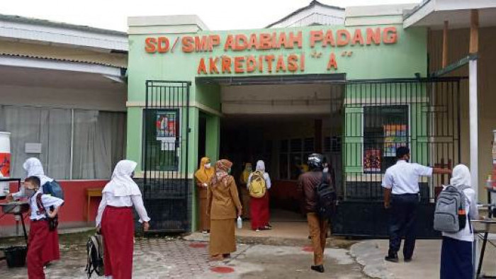 Hari pertama proses belajar tatap muka murid TK, SD dan SMP Adabiah, Senin (4/01/21) berjalan lancar