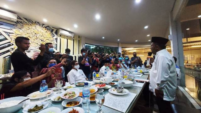 Rusmadi, dalam keterangan yang disampaikannya di puluhan wartawan sembari makan malam di sebuah restoran di Padang, Jumat (22/1/2021).