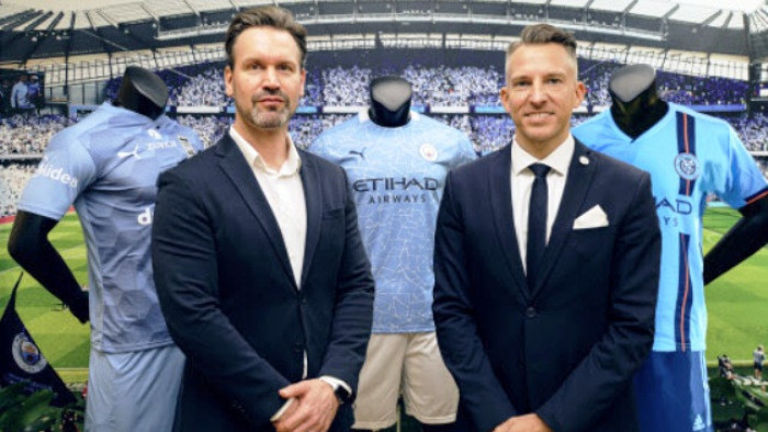 (Kiri ke kanan) Brando Brandstaeter, Kepala Merek & Komunikasi, Divisi Bisnis Internasional Midea Group, bersama Stephan Cieplik, Wakil Presiden Senior Kemitraan Global, City Football Group pada saat penandatanganan perluasan kemitraan di Shanghai pada bulan Desember 2020.