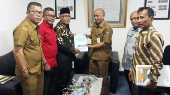 Bupati Yulianto tidak dapat menahan rasa harunya saat penyerahan 10 box besar berkas seluruh nagari se-Pasbar kepada Pihak Dirjen Pemerintah Desa.