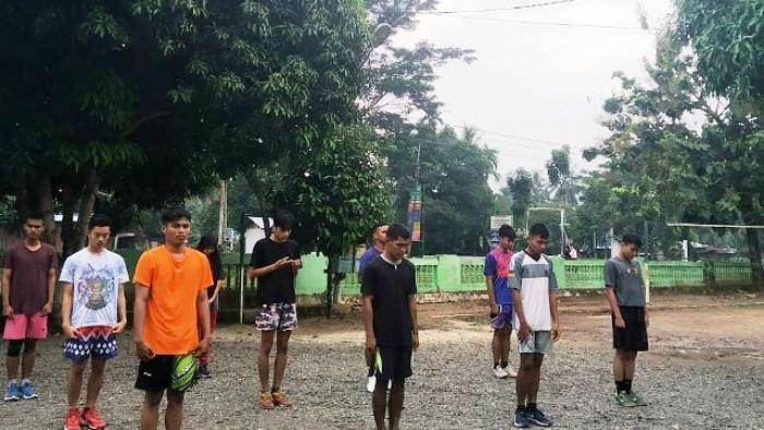 Babinsa dan Piket Koramil 03/Pulau Punjung Kodim 0310/SSD memberikan latihan fisik kepada pemuda calon seleksi Prajurit TNI AD di Lapangan Koramil setempat, Sabtu (6/2/21).