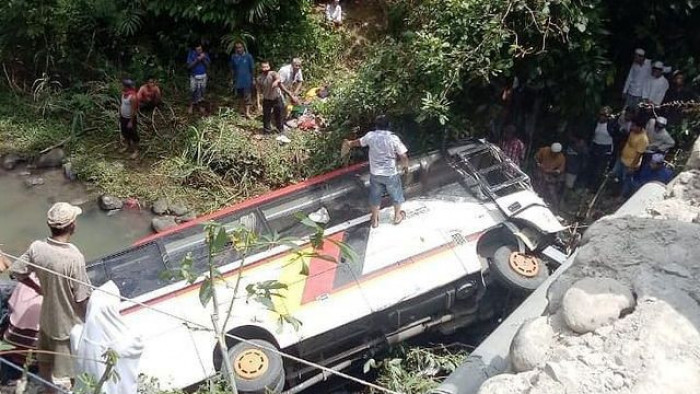 Bus yang membawa rombongan pejabat Agam naa yang alami kecelakaan Sumber foto Pers Bukittinggi Agam