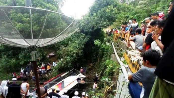 Mobil jenis bus yang membawa 16 orang pejabat Pemkab Agam mengalami kecelakaan di Desa Lumban Pasir, Kecamatan Tambangan, Kabupaten Mandailing Natal, Provinsi Sumatera Utara, Senin (8/2/2021) pukul 12.30.
