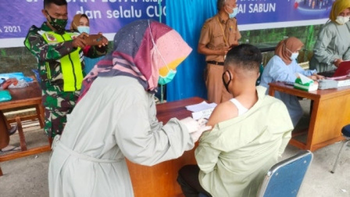 Dandim 0310/SSD Letkol Inf. Endik Hendra Sandi, S.Sos.,M.I.Pol. bersama Ketua Persit KCK Ny. Nita Endik Hendra Sandi mengikuti Vaksinasi Covid-19 dengan Vaksin Sinovac di Puskesmas Gambok, Kecamatan Sijunjung, Senin (15/2/2021).