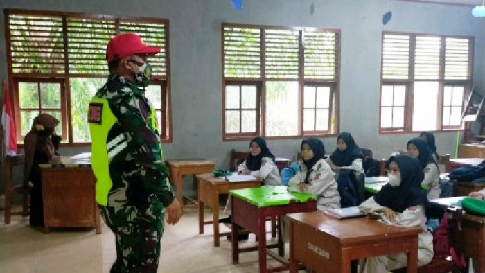 Babinsa Koramil 10/Koto Baru Kodim 0310/SSD kunjungi SMA 1 Taruna Koto Baru, Kabupaten Dharmasraya untuk memberikan pelatihan menumbuhkan disiplin, tanggung jawab, dan persatuan di kalangan pelajar, Selasa (16/2/2021).