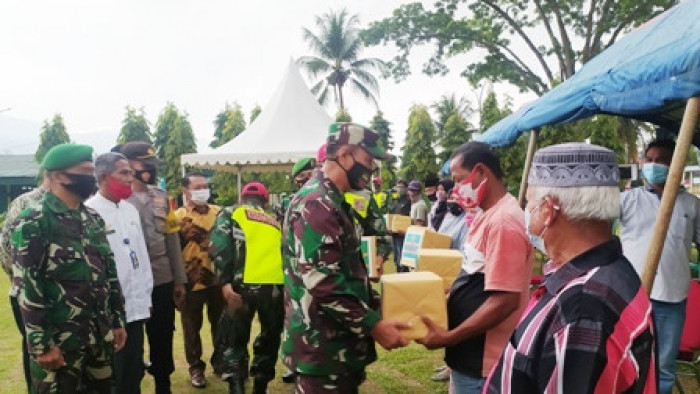 Irdam I/BB Brigjen TNI Gamal Haryo Putro, S.I.P., M.Hum. M.S.S. serahkan bantuan Jumat Berkah kepada warga kurang mampu dan terdampak Covid-19 di Makodim 0310/SSD, Jumat (19/2/2021).