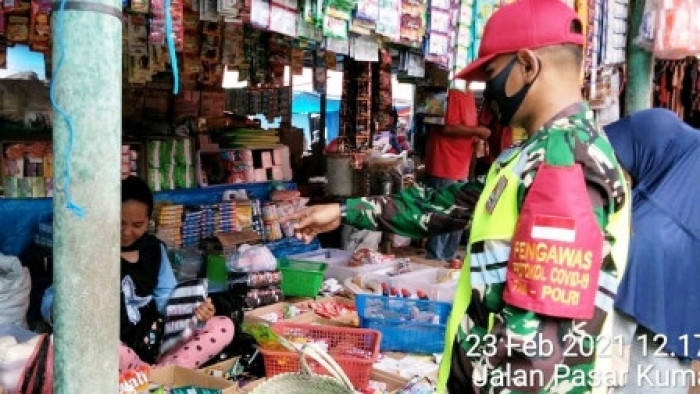 Babinsa Koramil 08/Kumanis Kodim 0310/SSD Praka Delfandi Candra melaksanakan pemantauan dan pengecekan harga sembako Pasar Tigo Nagari di Joronh Tanjung Raya Nagari Kumanis, Kecamatan, Sumpur kudus Kabupaten Sijunjung, Selasa (23/2/2021).