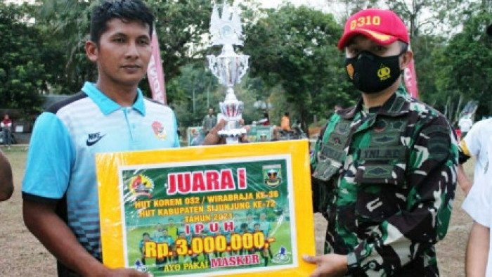 Turnamen yang digelar oleh Kodim 0310/SSD itu berlangsung di Lapangan Hijau Pematang Sari Bulan, Nagari Muaro, Kecamatan Sijunjung, Kabupaten Sijunjung, Rabu (3/3/2021) sore.