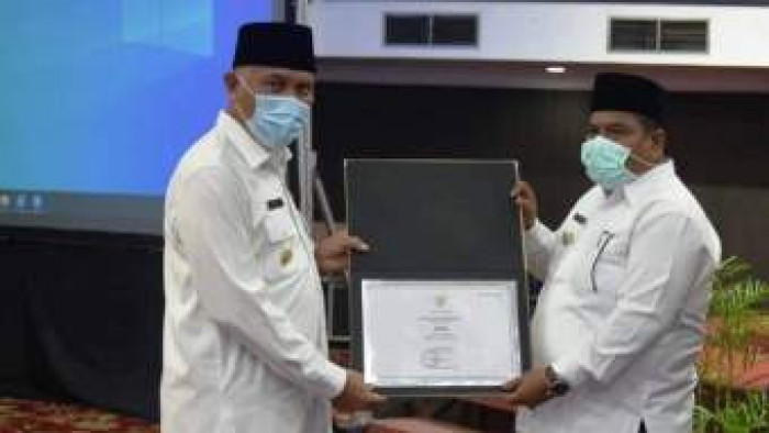 Gubernur Sumatra Barat Mahyeldi atas nama Menteri Pendidikan dan Kebudayaan serahkan piagam kepada Bupati Padang Pariaman Suhatri Bur di Padang, Rabu (23/3/2021).