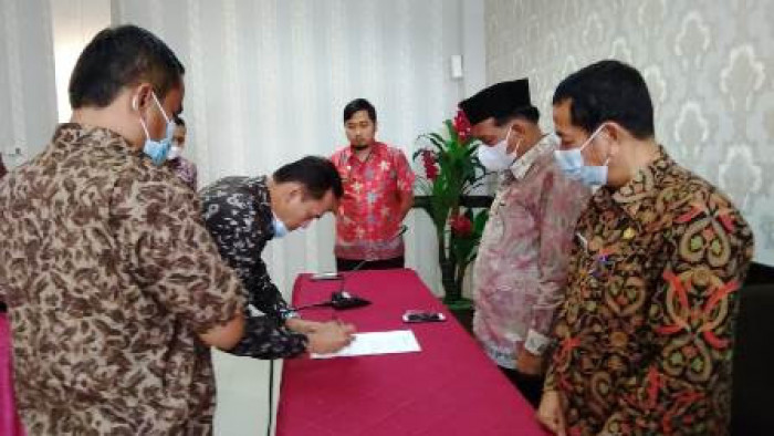 Wakil Bupati Padang Pariaman Rahmang menghadiri serah terima jabatan Plt. Kepala Dinas Pendidikan dan Kebudayaan pada Kamis (22/4/2021) di Ruang Rapat Sekretariat Daerah Kabupaten Padang Pariaman
