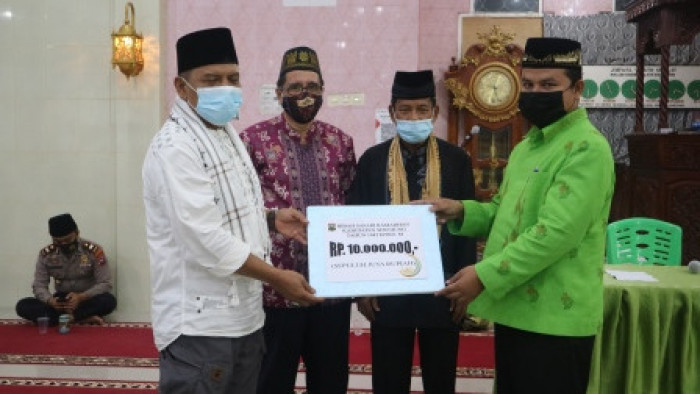 Tim Safari Ramdan (TSR) X salurkan bantuan dana APBD Rp10 juta dan masker kepada Masjid Darul Ikhlas, Nagari Koto Baru, Kecamatan IV Nagari, Minggu (26/4/2021).