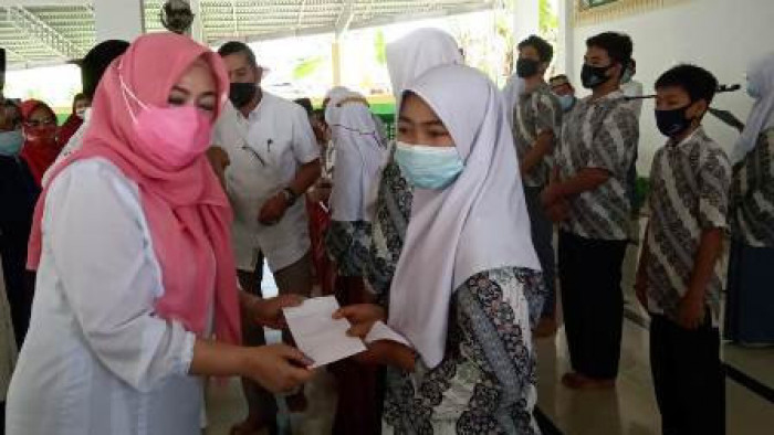 Salah satu pelajar SMP Adabiah menerima santunan dari Bendahara Umum PAA Rossy Yuslide. Kegiatan ini merupakan bentuk kepedulian PAA kepada almamaternya. 