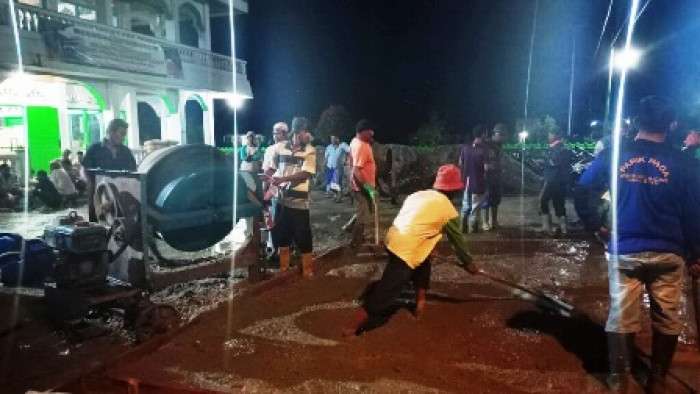 Sambut lebaran, masyarakat Jorong Pasar Raba’a, Nagari Koto Kaciak, Kecamatan Tanjung Raya, Kabupaten Agam, melakukan gotong royong (Goro) pembenahan halaman Masjid Nurul Huda, Jum’at (7/5/2021) malam