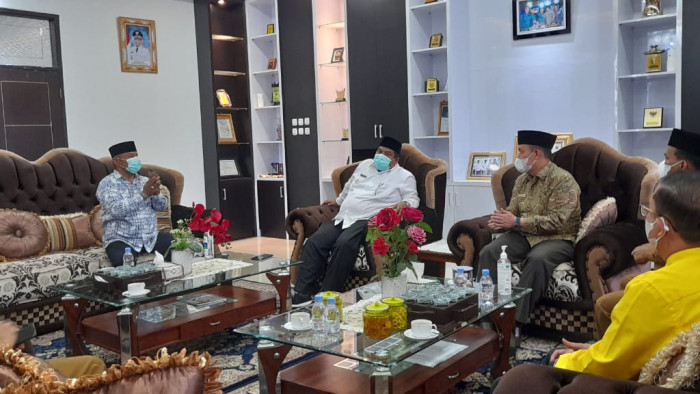 Bupati Padang Pariaman Suhatri Bur didampingi Wakil Bupati Padang Pariaman Rahmang menerima audiensi dari Rektor IAIN Batusangkar pada Selasa(18/5/2021) di ruangan Bupati Padang Pariaman.