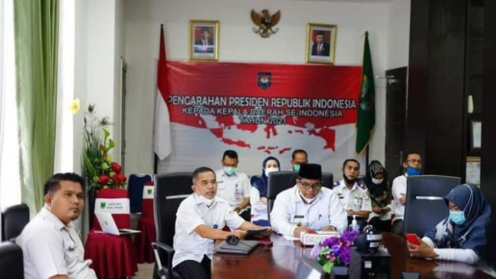 Bupati Padang Pariaman Suhatri Bur mengikuti evaluasi gerakan 100 Smart City Indonesia secara virtual, di Ruang CC Bupati Padang Pariaman pada Rabu(19/5/2021).