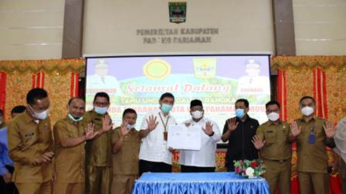 Bupati Suhatri Bur meneken MoU bersama Balai Penelitian Palma Kementerian Pertanian sekaligus peluncuran calon varietas unggul kelapa dalam padang pariaman.
