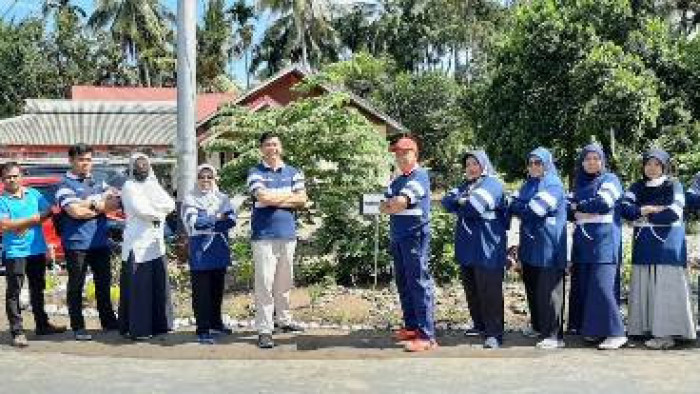 
Inspektur Hendra Aswara bersama jajaran Inspektorat bergotong-royong di di Nagari Sikabu, Kecamatan Lubuk Alung, Rabu (9/6).
