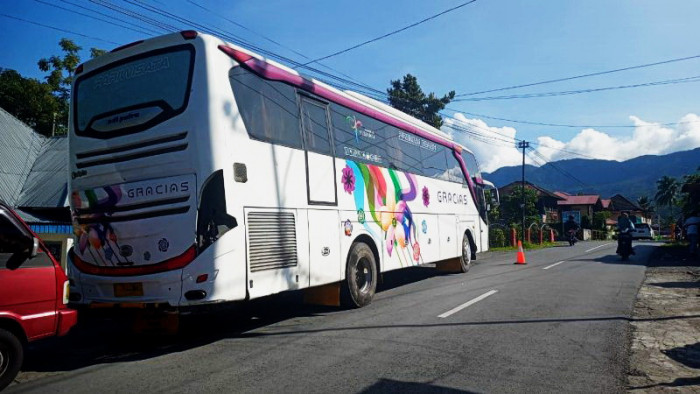 Bis pariwisata berukuran besar yang tersangkut di Kelok 10, Nagari Maninjau, Kecamatan Tanjung Raya, Agam, sejak Rabu (9/6/2021), sudah berhasil dievakuasi ke bawah