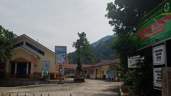 Gara-gara seorang tenaga kesehatan (nakes) terkonfirmasi positif Covid-19, pelayanan kesehatan di Puskesmas Maninjau, Kecamatan Tanjung Raya, Kabupaten Agam, ditutup sementara, seperti diungkapkan Camat Tanjung Raya, Handria Asmi, Jumat (11/6/2021).