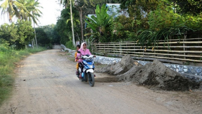 Ruas Jalan Kabupaten antara Tanjung Ampalu-Padang Laweh, Kecamatan Koto VII masih dalam tahap pengerjaan. Jalan tersebut melewati Nagari Limo Koto dan Nagari Tanjung