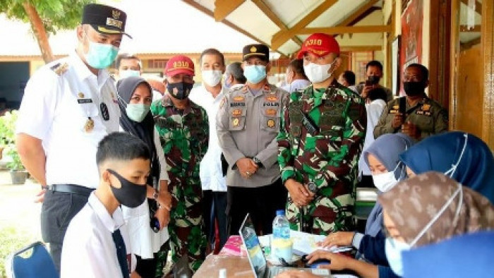 Pelaksanaan vaksinasi Covid-19 untuk pelajar, usia 12-17 tahun,
diluncurkan oleh Bupati Sijunjung Benny Dwifa Yuswir di SMPN 1 Sijunjung, Rabu (14/7/2021).