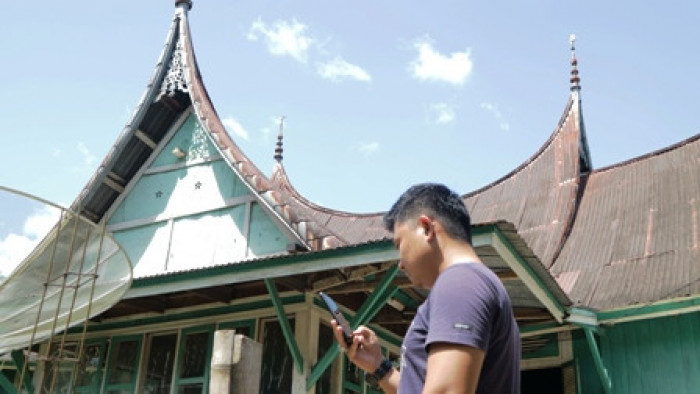 Satu tower BTS (Base Transceiver Station) Telkomsel setinggi 72 meter yang tegak di puncak Bukit Mata Air mengalirkan sinyal 4G tersebut kepada warga Nagari Sisawah