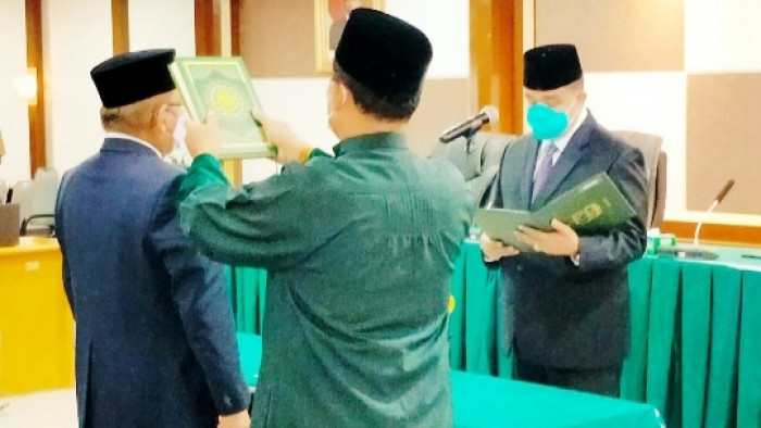 Rektor Universitas Andalas Prof Dr Yuliandri, SH, MH melantik dan ambil sumpah Dekan Fakultas Ilmu Budaya periode 2021-2025 Prof Dr Herwandi, M.Hum di ruangan Sidang Senat Unand. (Foto : Humas)