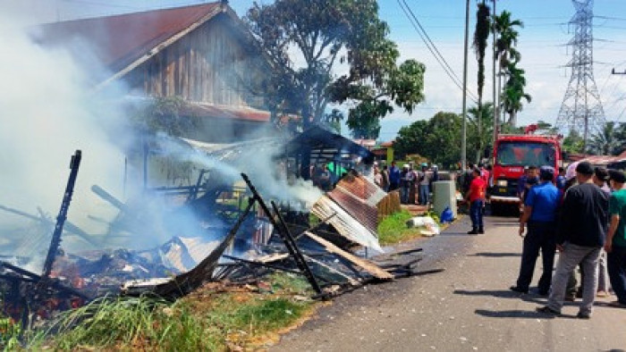 
Warung mirik Airiza (41 tahun) yang bisa terlihat jelas dari jalan Payakumbuh-Lintau tersebut berada di tepi jalan dan berdekatan dengan huller atau gudang penggilingan padi. Beruntung api berhasil dipadamkan karena petugas Damkar cepat datang. 
