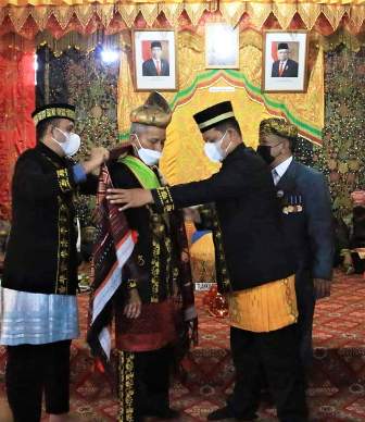 Ir. H. Jhonny ZA. MM. SI dinobatkan sebagai Raja Kabuntaran Talu Tuanku Bosa XV pada Senin (2/8/2021) di Rumah Gadang Talu, Kecamatan Talamau Kabupaten Pasaman Barat.