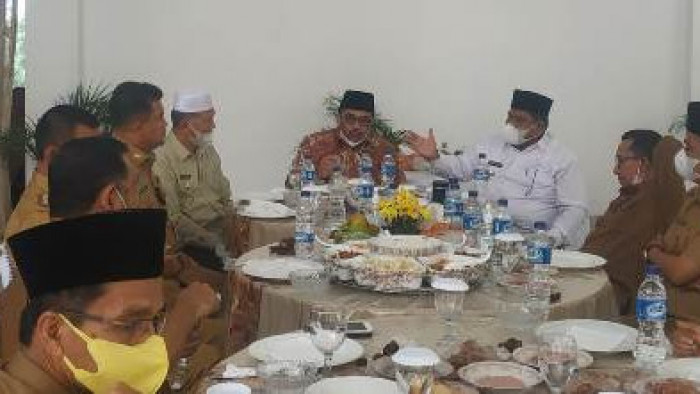 Bupati Padang Pariaman hadiri pertemuan Asosiasi Pemerintah kabupaten (APKASI) Wilayah Sumatera Barat, di Arosuka, Kabupaten Solok, Selasa (3/8/2021).