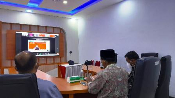 Wakil Bupati Padang Pariaman Rahmang didampingi Kepala Bagian Hukum Rifki Monrizal mengikuti peluncuran dan diskusi Peraturan Presiden Nomor 53 tahun 2021 tentang Rencana Aksi Nasional Hak Asasi Manusia (RANHAM) 2021-2025 pada Kamis (5/8/2021) di Command Center Kabupaten Padang Pariaman.