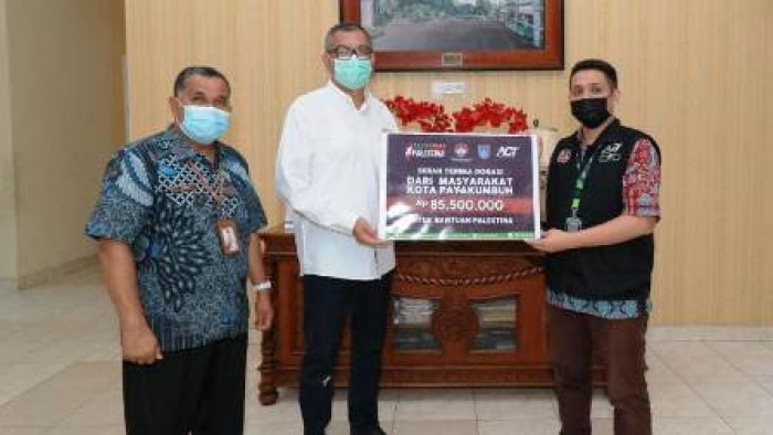 Pemerintah Kota Payakumbuh menyerahkan dana bantuan donasi Masyarakat Kota Payakumbuh sebesar Rp.85.500.000,- untuk Warga Palestina melalui Aksi Cepat Tanggap (ACT) Kota Payakumbuh, Kamis (5/8/2021).