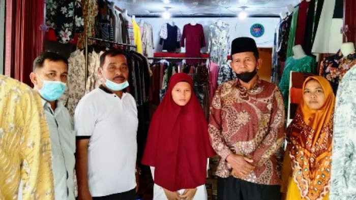 Yuni (tengah)