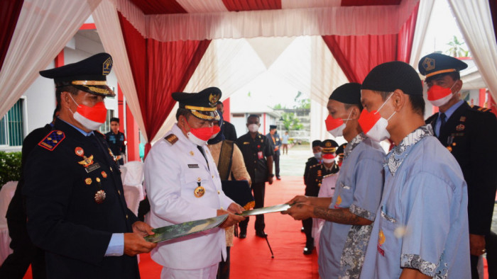 Remisi tersebut diserahkan secara simbolis oleh Bupati Agam, H. Andri Warman bersama Kepala Lapas Klas IIB Lubuk Basung, Suroto, Selasa (17/8/2021) kepada perwakilan penerima