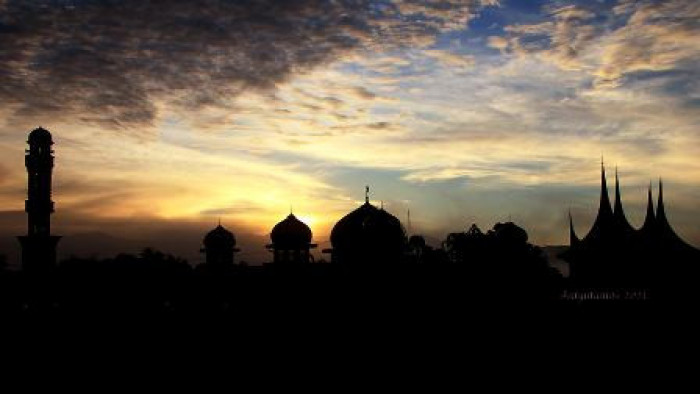 Antara Gonjong Rumah Gadang dan kubah masjid. Foto Edy Utama