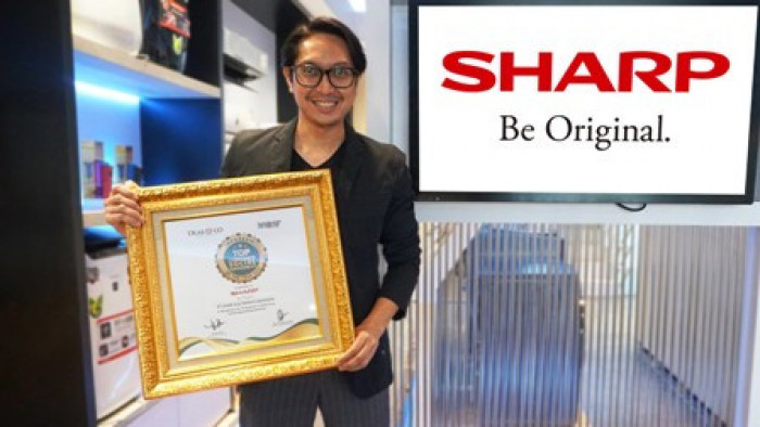 Pandu Setio mewakili Sharp Indonesia saat penganugerahan Top CSR of The Year 2021 