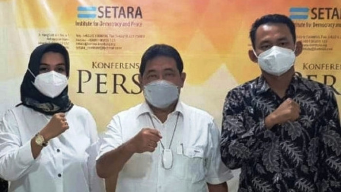 Hendardi (tengah/Ketua Setara Institute), Disna Riantina (Koordinator/Pengacara Publik Keadilan Agraria-Setara institute), Erik Sepria (Pengacara Publik Keadilan Agararia-Institute)