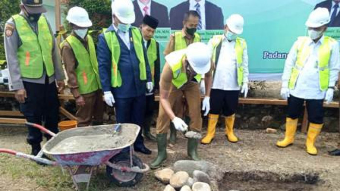 Sekretaris Daerah Kabupaten Padang Pariaman Rudy Repenaldi Rilis meletakkan batu pertama pembangunan gedung asrama tipe II SBSN tahun anggaran 2021