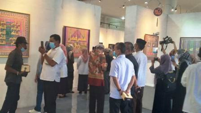 Mahyeldi Gubernur Sumatera Barat  diwakili Enifita Djinis, Staf Ahli Gubernur, membuka  pameran empat pelukis kaligrafi di Galeri UPTD Taman Budaya, Dinas Kebudayaan Sumatera Barat, Rabu (15/9/2021) petang. 