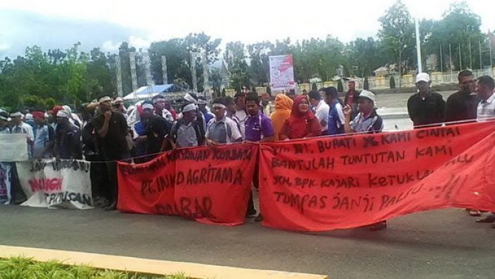 Karyawan PT PT Inkud Agritama menggelar aksi demontrasi famai ke Kantor-Bupati Pasaman Barat menuntut pelunasan gaji mereka beberapa waktu lalu