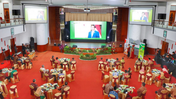 Presiden RI, Joko Widodo, memberikan sambutan secara virtual dalam Lustrum XIII dan Dies Natalis ke 65 Unand Convention Hall Kampus Unand Limau Manis, Padang, Senin (13/9/2021). (Foto: Riko)