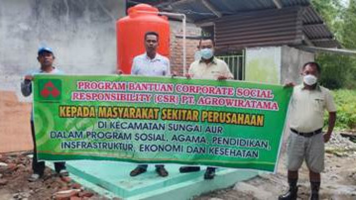 :
Manajemen PT Agrowiratama membuat sumur bor di Sungai Aur sebagai bentuk kepedulian terhadap masyarakat sekitarnya. (Istimewa)