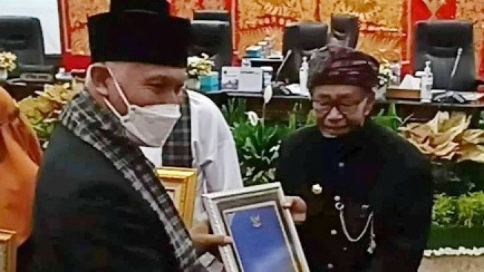 
Yus Datuak Parpatiah menerima Anugerah Kebudayaan Sumatra Barat 2021 yang diserahkan Gubernur Sumatra Barat Mahyeldi