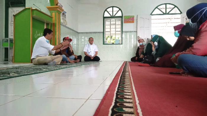 Tim 9  berdialog dengan Zuldesni dan dosen penghuni lainnya berdiskusi di Musala Iqra yang juga akan dirubuhkan di tahun depan sehubungan pelaksanaan Master Plan Unand 2020-2030.