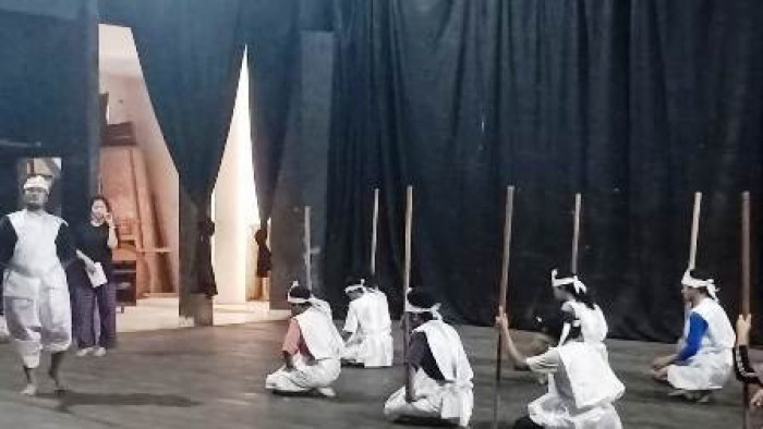 Proses latihan Teater Balai Bukittinggi yang menggarap naskah “Roh/Ibu Suri” sutradara Yulia Astuti—Foto Dok
