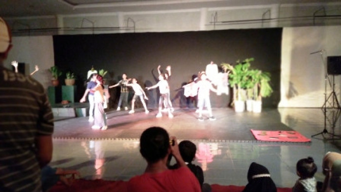 Pementasan teater “Mama di Mana?” oleh Komunitas Tanah Ombak di Galeri Taman Budaya Sumbar, sutradara Syuhendri, hari kedua GKB, Senin (8/11/2021)- foto dok ssc