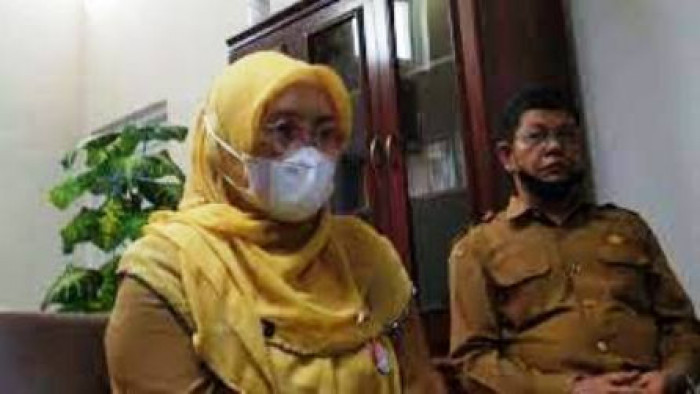 Gemala Ranti, Kepala Dinas Kebudayaan Provinsi Sumatra Barat  didampingi Viveri Yudhi , Kasi Diplomasi