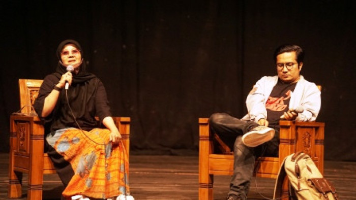 Heru Joni Putra tampil sebagai pembicara dalam diskusi pertunjukan dalam Gelar Karya Budaya Festival Bumi 2021, Selasa (9/11). Diskusi dilangsungkan di Teater Arena ISI Padang Panjang yang dimoderatori Kurniasi Zaitun. (Dok. Rs Putra)
