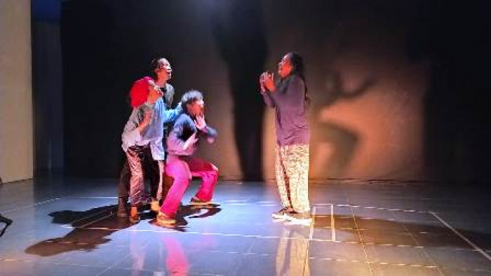 Penjual Bendera karya Wisran Hadi dipentaskan Teater Selembayung dari Pekanbaru pada malam terakhir Gelar Karya Budaya di Galeri Taman Budaya Sumatera Barat (10/11). Dok.LBK